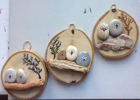 Pebble Ornaments, Diy Xmas Ornaments, Christmas Pebble Art, Diy Rock Art, Wood Slice Crafts, Wooden Slices, Xmas Deco, Bird Crafts, Sea Glass Crafts