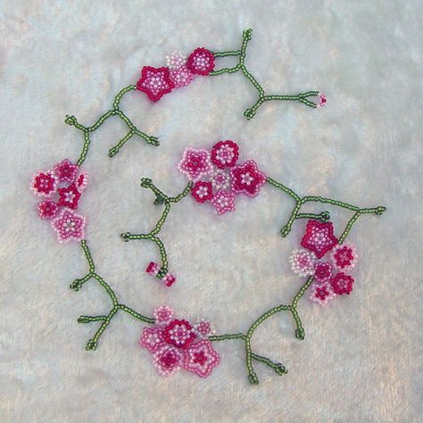 Cherry Blossom Bead Pattern, Flower Pattern Beads, Diy Necklace Patterns, Seed Beads Diy, Beaded Flowers Patterns, Seed Bead Crafts, Bracelets Handmade Diy, Beading Jewelery, Bead Sewing