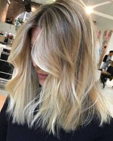 La technique de balayage en coiffure permet de donner de la lumière aux cheveux et de créer de la profondeur avec des nuances plus claires. Les cheveux châtains sont généralement trop plats mais avec un balayage, ils gagnent en éclat avec des reflets du soleil garantis. Nous vous suggérons 20 idées de balayage blond sur des cheveux châtains pour changer de tête en douceur. Californian Hair, Balayage Blond, Creamy Blonde, Bold Statements, Blonde Hair Looks, Shades Of Blonde, Long Bob Hairstyles, Brown Blonde Hair, Ombre Hair Color