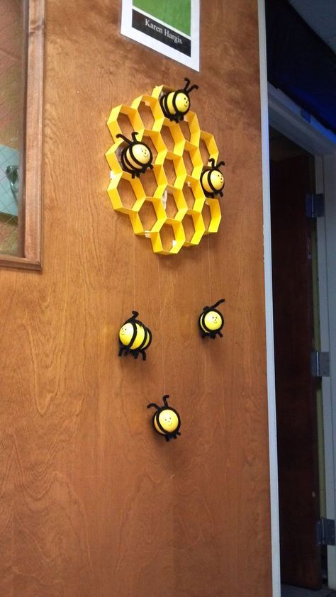 Beehive Craft, Diy Beehive, Bees Diy, Easy Spring Crafts, Weird Animals Vbs, Bee Hive Craft, Bee Room, Bee Crafts For Kids, Kinder Egg