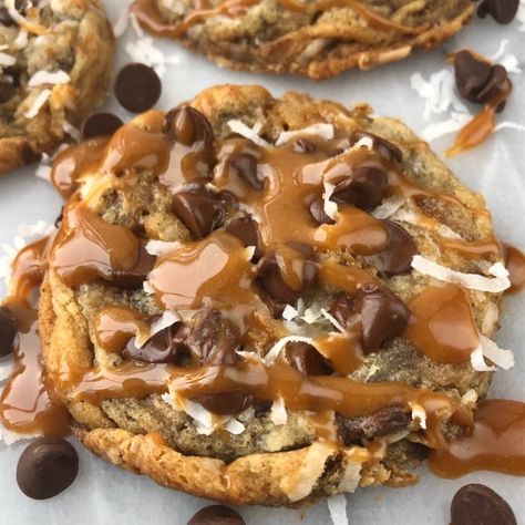 Coconut Caramel Cookies, Coconut Caramel Sauce, Cookies Chewy, Caramel Coconut, Coconut Chocolate Chip Cookies, Caramel Chocolate Chip Cookies, Cinnamon Roll Cookies, Dark Chocolate Cookies, Coconut Chocolate