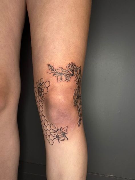 Sunshine Sleeve Tattoo, Bee Hive Knee Tattoo, Honeycomb Tattoo Around Knee, Womens Sleeve Starter Tattoo, Honey Comb Tattoo Knee, Around The Knee Cap Tattoo, Bee Tattoos On Knees, Honey Bees And Flowers Tattoo, Tattoo Ideas Around Knee