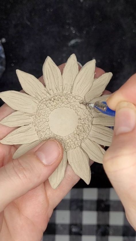 Sunflower Clay Tray, Clay Tray, Dried Sunflowers, Paper Diy, Diy Paper, Air Dry, My Friend, Diy Ideas, Sunflower