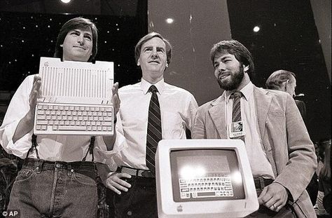 Steve Jobs, John Sculley and Steve Wozniak unveiling a new Apple II series computer. 1984 Apple Iic, Apple Founder, Steve Jobs Apple, Job Pictures, Ronald Wayne, Steve Wozniak, Apple Ii, Tim Cook, William Shatner