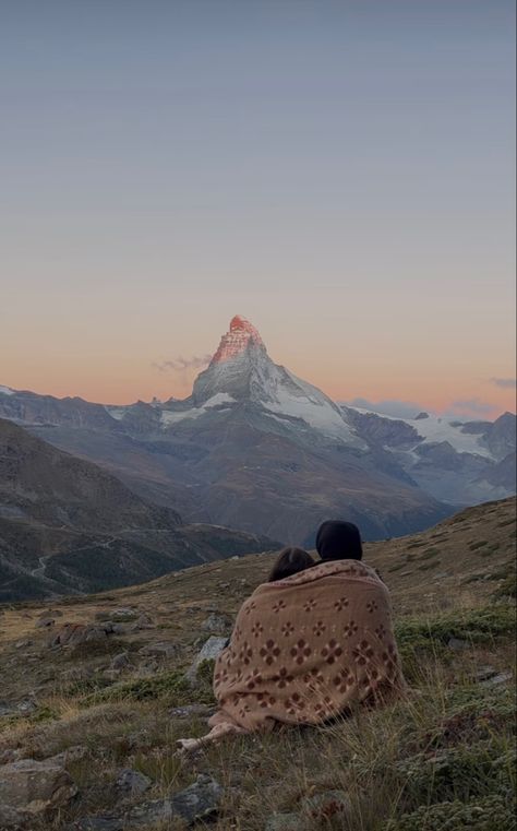 Travelling Couple Aesthetic, Adventure Astethic, Hiking Honeymoon, Meditate Aesthetic, Adventurer Aesthetic, Exploring Aesthetic, Granola Girl Summer, Granola Girl Aesthetic Outfits, Girl Aesthetic Outfits