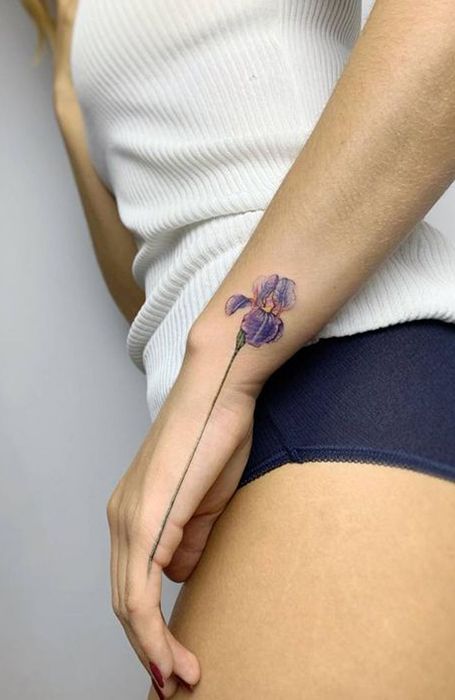 Iris Flower Tattoo Iris Flower Tattoo, Botanisches Tattoo, Iris Tattoo, Beautiful Flower Tattoos, Small Flower Tattoos, Elegant Tattoos, 문신 디자인, Creative Tattoos, Pretty Tattoos