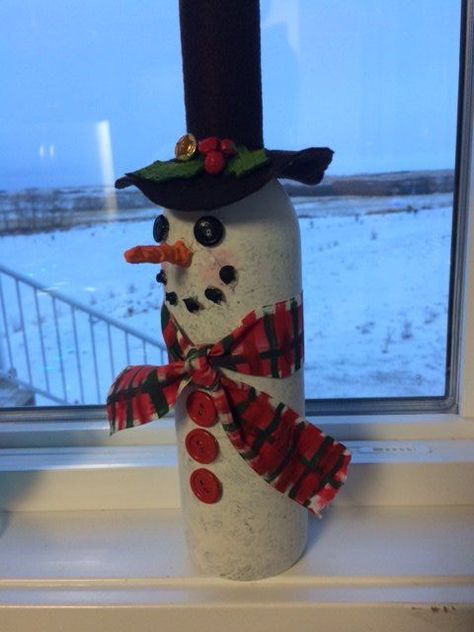 Wine Bottle Snowman, Bottle Snowman, Snowmen Ideas, Snowman Wine Bottle, Repurposed Wine Bottles, Snowmen Crafts, Wine Bottle Centerpieces, Liquor Bottle Crafts, Christmas Wine Bottles