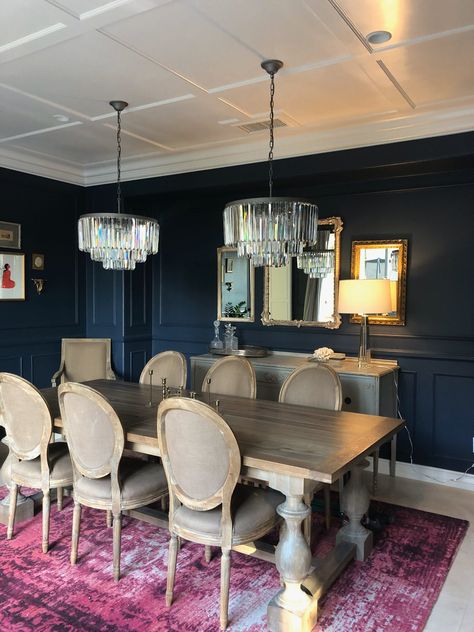 Blue Dining Room Paint, Navy Blue Dining Room, Navy Dining Room, Dark Blue Dining Room, Moody Dining Room, Mid Century Bungalow, Dining Room Navy, Blue Dining Room, Gold Dining Room