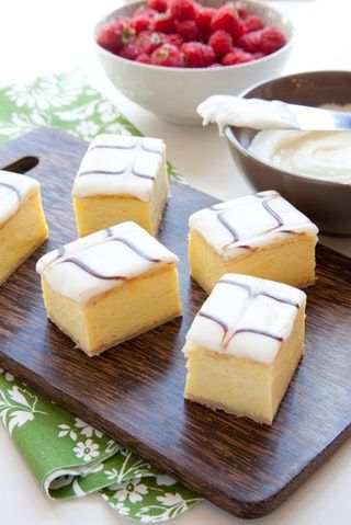 Custard Slices, Vanilla Slice Recipe, Vanilla Christmas, Sweet Slices, Vanilla Slice, Dessert Holiday, Custard Slice, Slice Recipe, Aussie Food