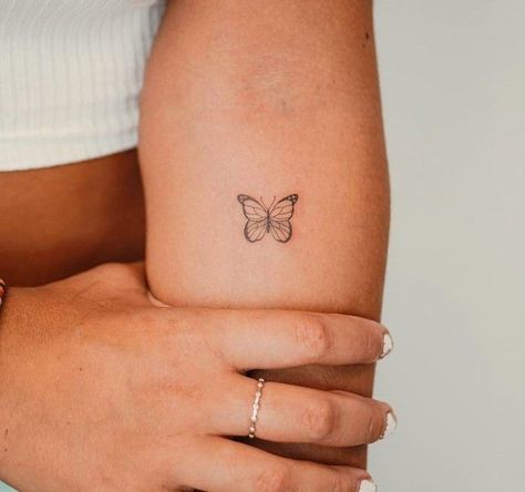 Single Needle Butterfly Tattoo, Minimalist Butterfly Tattoo, Monarch Butterfly Tattoo, Simple Butterfly Tattoo, Butterfly Tattoos On Arm, Tiny Tats, Herz Tattoo, Mom Tattoo Designs, Butterfly Tattoos For Women