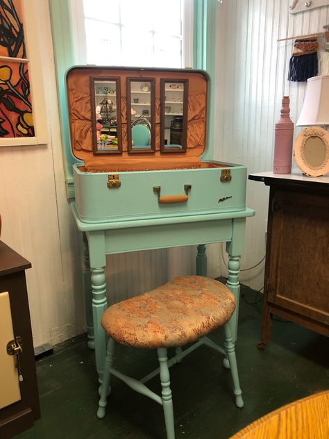 Vintage Suitcases Table, Suitcase Bookshelf, Suitcase Table Diy, Upcycled Suitcase, Suitcase Vanity, Decoupage Suitcase, Vintage Suitcase Decor, Suitcase Furniture, Vintage Suitcase Table