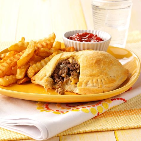 Cheeseburger Pockets Cheeseburger Pockets, Cheese Burger, Beef Dishes, Pot Pie, Ground Beef Recipes, I Love Food, Cheeseburger, Lasagna, Ground Beef