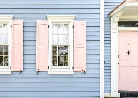 On Wednesdays, we (paint the shutters) P I N K 🌷 Pink Shutters On House, Colorful Shutters, Pink Shutters, Navy Shutters, Exterior Farmhouse, House Shutters, Blue Shutters, Pink Door, Yellow Houses