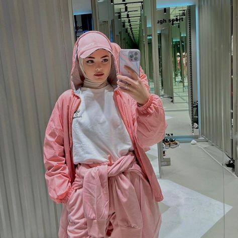 Hijab Hoodie, Allu Arjun Hairstyle, Sabrina Carpenter Outfits, Mode Turban, Girly Girl Outfits, Modest Fashion Hijab, Muslim Outfits Casual, Hijabi Fashion Casual, Muslim Outfits