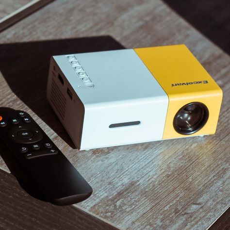 El PROYECTOR que convierte tu cama en un CINE Pocket Projector, Small Projector, Go To The Cinema, Cinema Experience, Amazon Fire Tv Stick, Mini Projector, Movie Projector, Portable Projector, Mini Projectors