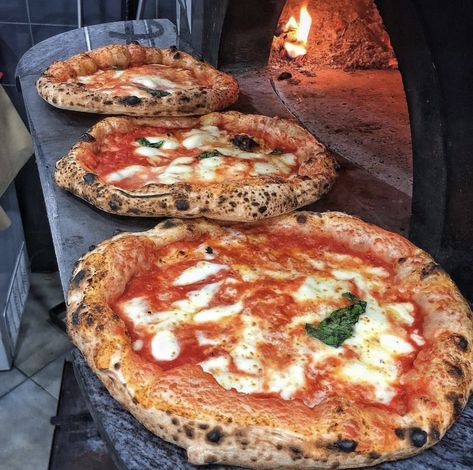 Margherita Recipe, Pizza Margarita, Classic Pizza, Pizza Margherita, Margherita Pizza, Perfect Breakfast, Food Obsession, Food Cravings, Food Truck