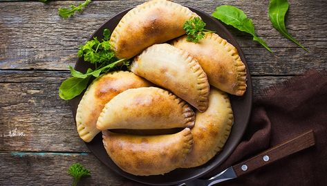 Ingredients and detailed instructions on how to prepare anchovy empanadas. Perfectly paired with Brut Rosé and Vigna di Gabri. Vegetarian Recipes Lentils, Crawfish Pie, Hand Pies Savory, Southern Cuisine, New Year's Food, Party Catering, Food Carving, Hand Pies, Pie Dough