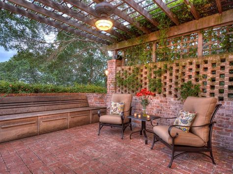 Rustic brick patio with wood pergola Patio Ideas Australia, Pergola Hardware, Brick Wall Decor, Corner Pergola, Brick Paver Patio, Paver Patios, Pergola Diy, Brick Patio, Rustic Patio