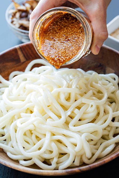 Chilled Garlic Sesame Udon Noodles | thecozyapron.com Burma Recipes, Chili Udon Noodles, Garlic Udon Noodles, Chill Garlic Noodles, Chili Garlic Udon Noodles, Cheesy Udon Noodles, Vegetarian Udon Recipes, Noodles With Vegetables, Stir Fried Noodles