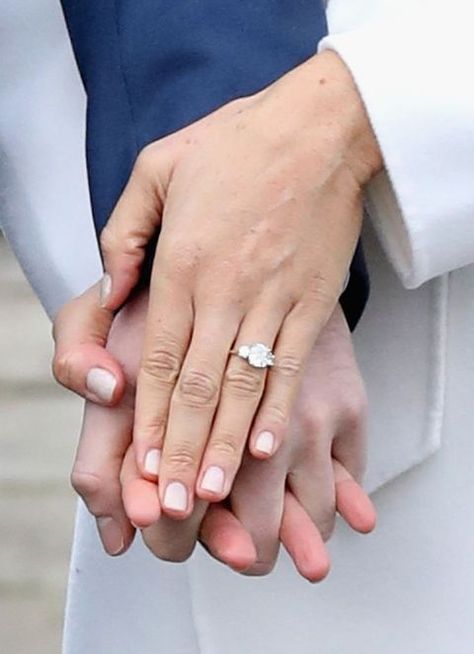 PRINCE HARRY & MEGHAN MARKLE'sx ENGAGEMENT PHOTOS Meghan Markle Nails, Meghan Markle Engagement Ring, Meghan Markle Engagement, Style Kate Middleton, Meghan Markle Wedding, Kate And Meghan, Engagement Celebration, Celebrity Engagement Rings, Pippa Middleton