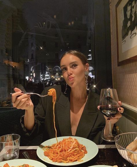 Eating Spaghetti, Restaurant Pictures, Emma Rose, Pose Fotografi, Lizzie Mcguire, Ciao Bella, Foto Tips, Foto Poses, Shooting Photo