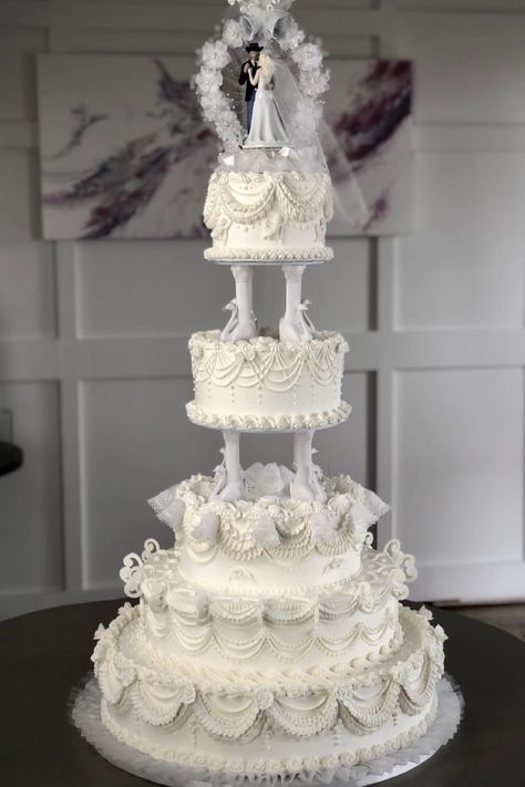 1950s Inspired Wedding, Blake Shelton Wedding, Gwen Stefani Wedding, Lambeth Cake, Bridal Cakes, White And Gold Wedding Cake, Vintage Birthday Cakes, Big Wedding Cakes, Gwen Stefani And Blake