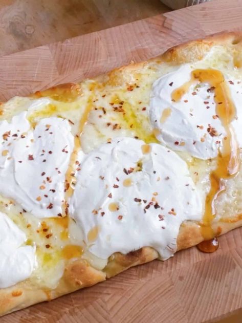 Easy flatbread with ricotta and hot honey hero image close up of finished dish. Honey Video, Skillet Cornbread Recipe, Fresh Mozzarella Recipe, Over Fried Chicken, Village Salad, Hot Honey Recipe, Pesto Spinach, Easy Flatbread, Spinach Ravioli