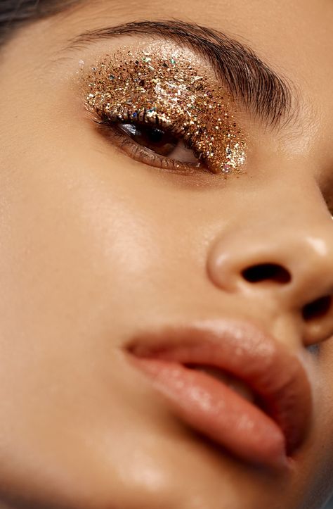 Glitter eye Recital Makeup, Non Comedogenic Makeup, Gold Glitter Makeup, Glittery Makeup, Disco Makeup, Makeup Collage, Glittery Eye Makeup, Edgy Bridal, Sparkle Eyeshadow