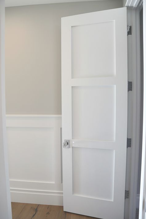 Tips for choosing the best trim and interior door white paint color.  #paintcolors #trim #door #color Door And Trim Paint, Decorators White Benjamin Moore, Painting Trim White, Trim Paint Color, Interior Paint Colors Schemes, Trim Paint, Best Interior Paint, Door Paint, Best White Paint