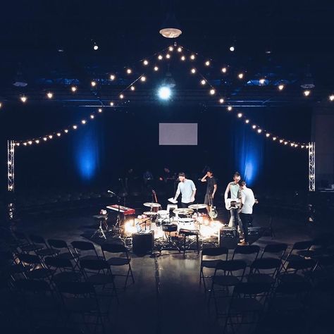 Worship Setup Worship Night Stage Design, Worship Circle Set Up, Worship Night Decor Ideas, Worship Night Decor Stage Design, Contemporary Worship Space, Worship Room Design, Small Worship Space, Modern Worship Space, Worship Night Set Up