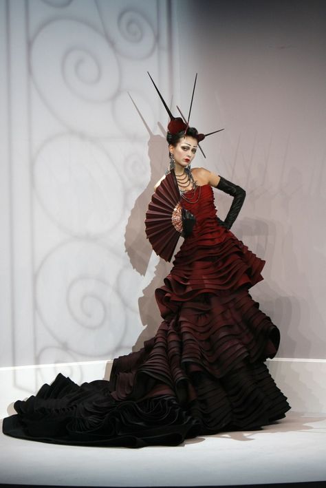 Christian Dior Haute Couture Spring 2007 April Outfits, Oscar 2024, Dior Runway, 2007 Fashion, Galliano Dior, Runway Fashion Couture, Alexander Mcqueen Fashion, Christian Dior Haute Couture, White Snake