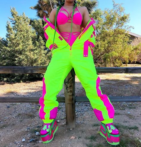 Neon Green Streetwear, Rave Clothes Men, Cyberpunk Outfit Women Neon, Arcadecore Outfits, Neon Dance Outfit, Neon Fashion Aesthetic, Neon Rave Outfits Ideas, Cyberpunk Fashion Neon, Electric Outfit