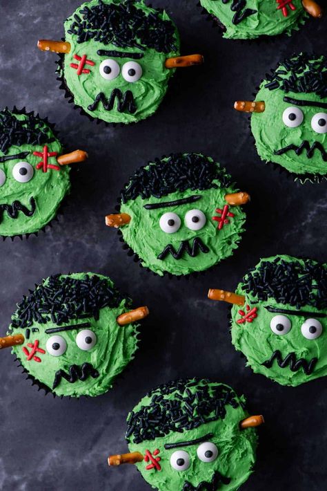 Halloween Cupcakes Frankenstein, Frankinstine Cupcakes, Halloween Cupcake Ideas Creative, Monster Cupcake Ideas, Easy Halloween Cupcakes Decoration, Frankenstein Food, Halloween Banana Ghosts, Halloween Cupcake Ideas Easy, Halloween Mini Cupcakes