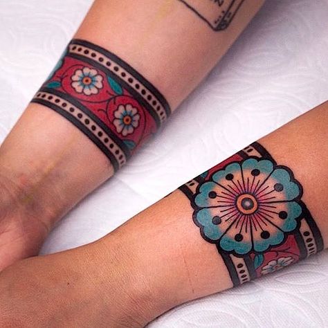 Band tattoos Tattoo Planets, Mangas Tattoo, Cuff Tattoo, Tattoo Dotwork, Geniale Tattoos, Arm Band Tattoo, Maori Tattoo, Band Tattoo, Hip Tattoo