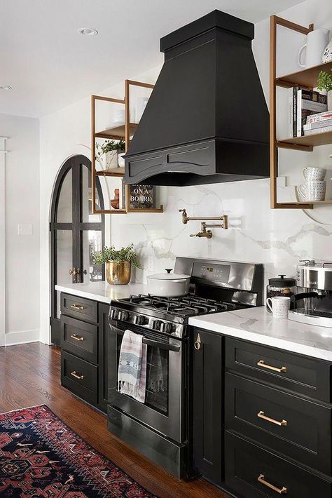 Bold Kitchen Design - Black Cabinets - Modern Farmhouse Design - Modern Kitchen - Subway Tile - Butcher Block Counter Tops - Brass Hardware - Black with Warm Wood Elements - Viking Range - Kitchen Inspiration - Bold and Black - Fixer Upper - Joanna Gaines - Chris Loves Julia #modernkitchen Black Kitchen Inspiration, Model Dapur, Bold Kitchen, Kabinet Dapur, Black Kitchen Cabinets, Classic Kitchen, 아파트 인테리어, Black Cabinets, Modern Farmhouse Kitchens