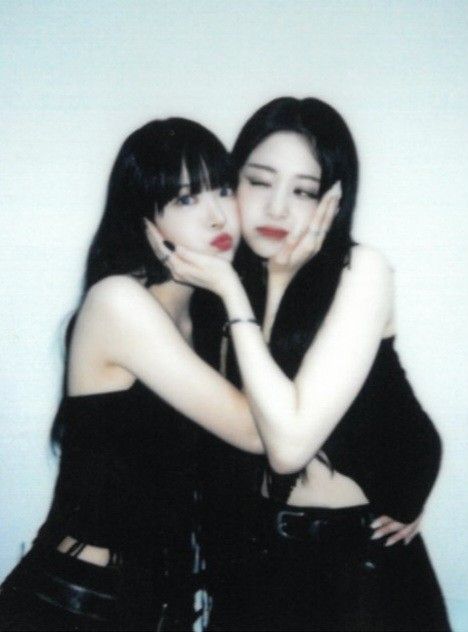 Yunjin Polaroid, Cute Friends, Best Friends Forever, Twin Flame, Kpop Aesthetic, Kpop Groups, Friends Forever, Kpop Idol, South Korean Girls