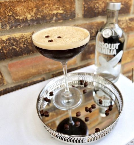 espresso martini cocktail recipe at home How To Make Espresso Martini At Home, Nespresso Espresso Martini, Perfect Espresso Martini, Espresso Martini At Home, Coffee Vodka, Espresso Martini Recipe, Espresso Martinis, Famous Cocktails, Martini Recipe