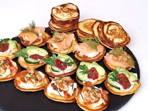 Deze verleidelijke blini's maak je zelf voor op de borreltafel. Vers, lekker en echt beter dan de welbekende zak chips. Verwelkom je gasten met trots en smaakvolle hapjes. Monkey Platter, Snack Bites, Chutney, Christmas Food, Snacks, Van