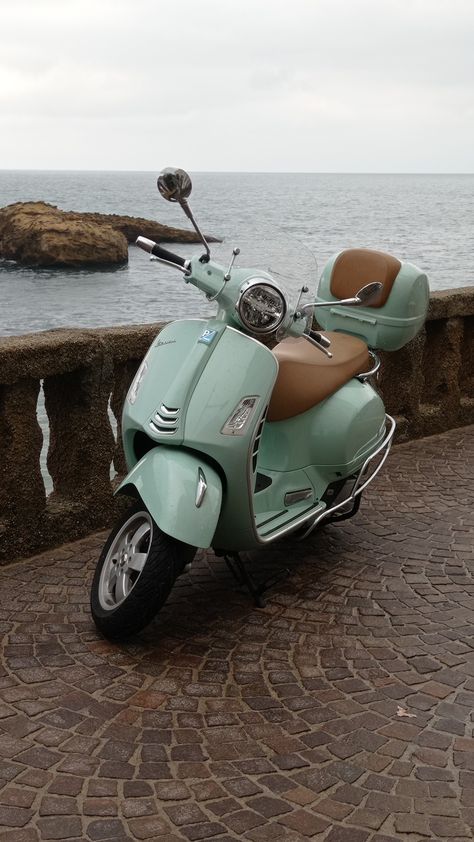 Vespa Scooters Aesthetic, Cute Scooter, Old Mini Cooper, Motor Vespa, Vintage Moped, Love And Gelato, Vespa Retro, Weird Vintage, Mint Green Aesthetic