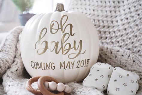 945 Likes, 113 Comments - Nicole Oppelt (@nicoleoppelt) on Instagram: “mike + i are beyond excited to finally share the news that our family is growing! baby oppelt, you…” Calligraphy Pumpkin, Pumpkin Pregnancy Announcement, White Pumpkin Decor, Pumpkin Gender Reveal, Gold Christmas Ornaments, Led Balloons, Clear Balloons, Pretty Pumpkins, Fall White