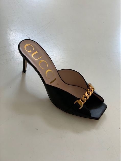 Aug 2, 2020 - This Pin was discovered by Kassandra Abatay. Discover (and save!) your own Pins on Pinterest Stile Blair Waldorf, Hak Tinggi, Shoes Heels Classy, Heels Classy, Fancy Shoes, Hype Shoes, Aesthetic Shoes, Elegant Shoes, Fabulous Shoes