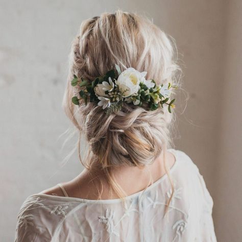 Pretty Ways to Wear Flowers in your Hair | weddingsonline Flower Hair Pins Wedding, Wedding Flower Hair, Hair Comb Bridal, Hydrangeas Wedding, Bridal Accessory, Hair Comb Accessories, Bohemian Bridal, Flower Hair Comb, Wedding Hair Flowers