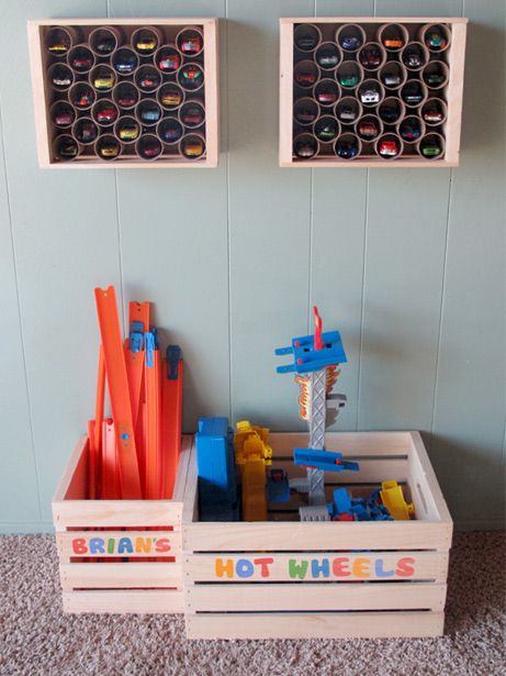 Hot Wheel Tracks Storage, Hot Wheels Track Storage, Hot Wheels Bedroom, Dino Bedroom, Toy Organization Diy, Hot Wheels Wall, Hot Wheels Storage, Hot Wheels Room, Toy Room Organization