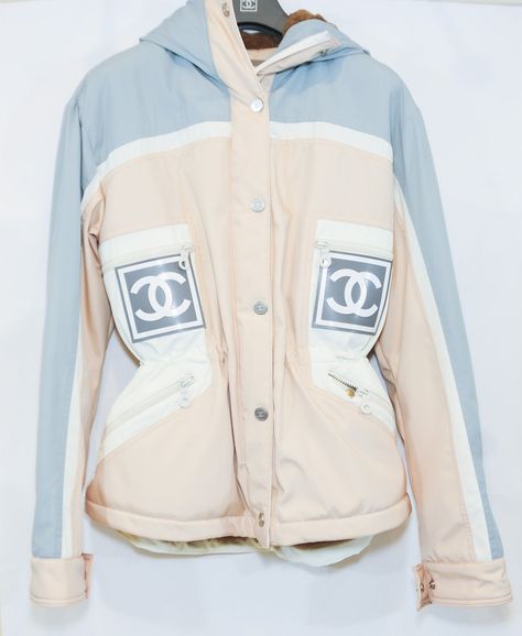 Chanel. Love these colours together Ski Fits, Sports Wear Fashion, Cute Coats, Personal Style Inspiration, Ski Gear, Ski Fashion, Vintage Ski, Neutral Outfit, Workout Outfit