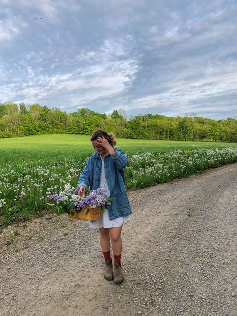 Flower Outfit Aesthetic, Flower Farm Outfit, Flower Field Outfit, Spring Aesthetic Outfit, Flower Picking, Spring Mood, Gardening Outfit, Spring Aesthetic, Spring Has Sprung