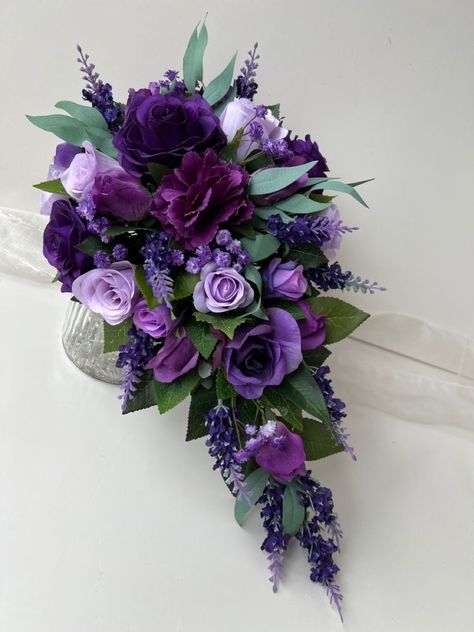 Plum And Lilac Wedding Bouquet, Wedding Bouquets Bride Purple, Dark Purple Bridal Bouquet, Deep Purple Wedding Theme, Lilac And Black Wedding, Dark Purple Wedding Flowers, Purple Bouquet Wedding, Dark Purple Wedding Theme, Purple Roses Bouquet