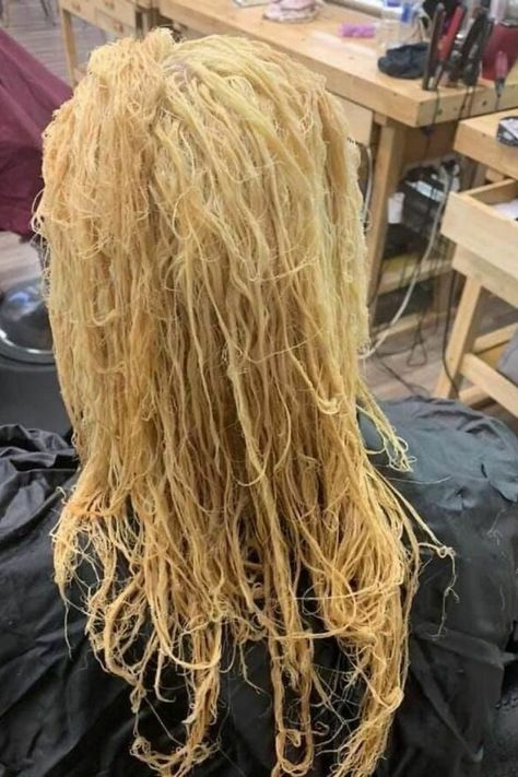 40 Embarrassing Hairdo Accidents That People Couldn’t Resist Sharing Online Hair Repair Diy, Bleach Damaged Hair, Hair Melt, Fried Hair, American Girl Hairstyles, Blonde Dye, Hair Repair Treatments, Color Rubio, Damage Hair Care