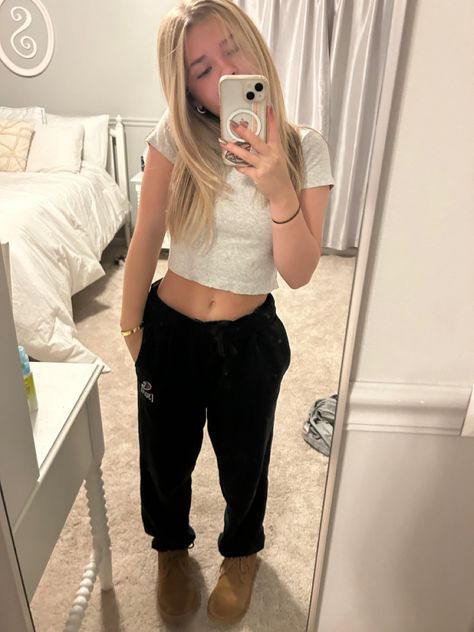 Sweatpants Outfit Preppy, Brandy Sweatpants Outfit, Brandy Sweatpants, School Apparel, Outfit Preppy, Cute Date Outfits, Cute Nike Outfits, Sweatpants Outfit, Simple Fits