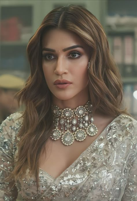 Kirti Sanon Bold, Flawless Skin Makeup, Kriti Sanan, Engagement Hairstyles, Designer Brands Fashion, Indian Wedding Hairstyles, Fancy Sarees Party Wear, Simple Makeup Looks, Open Hairstyles