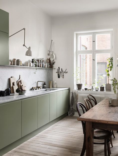 Visit Singer Nina Persson’s Beautiful Family Home in Sweden Nina Persson, Ideas Armario, Scandinavian House, Color Verde Claro, Green Cabinets, Scandinavian Kitchen, Green Kitchen, Scandinavian Home, Elle Decor